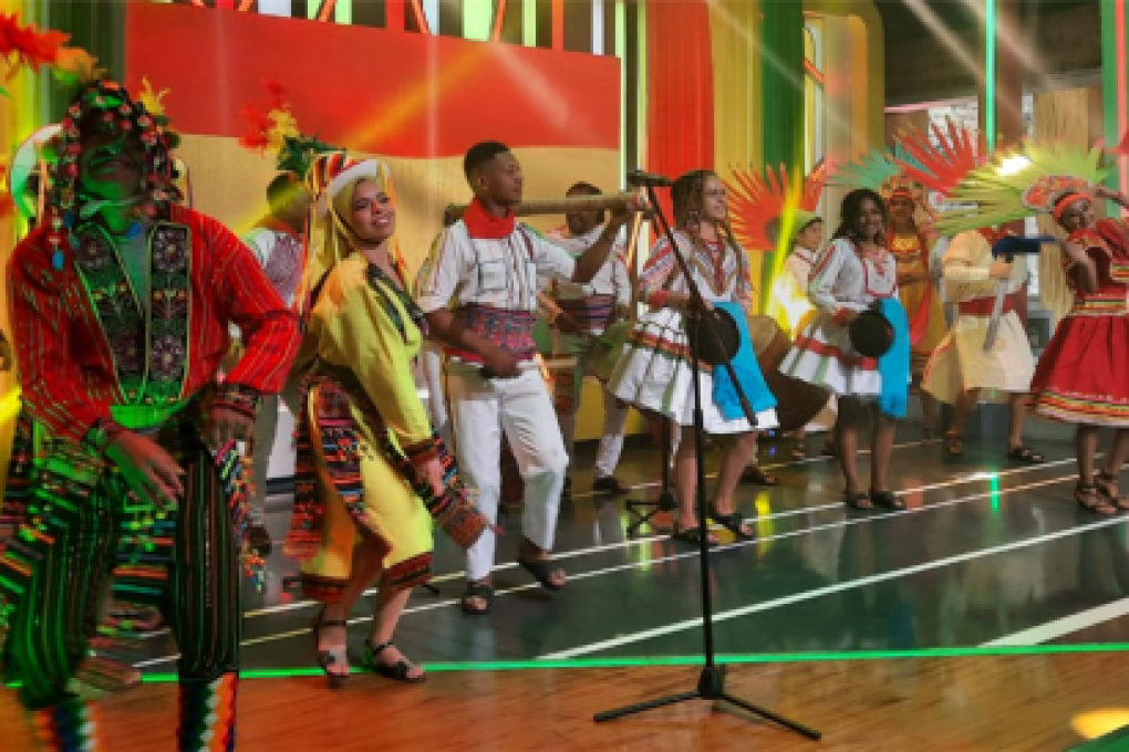 Con danza y alegría, adelantamos los festejos por el aniversario de Bolivia