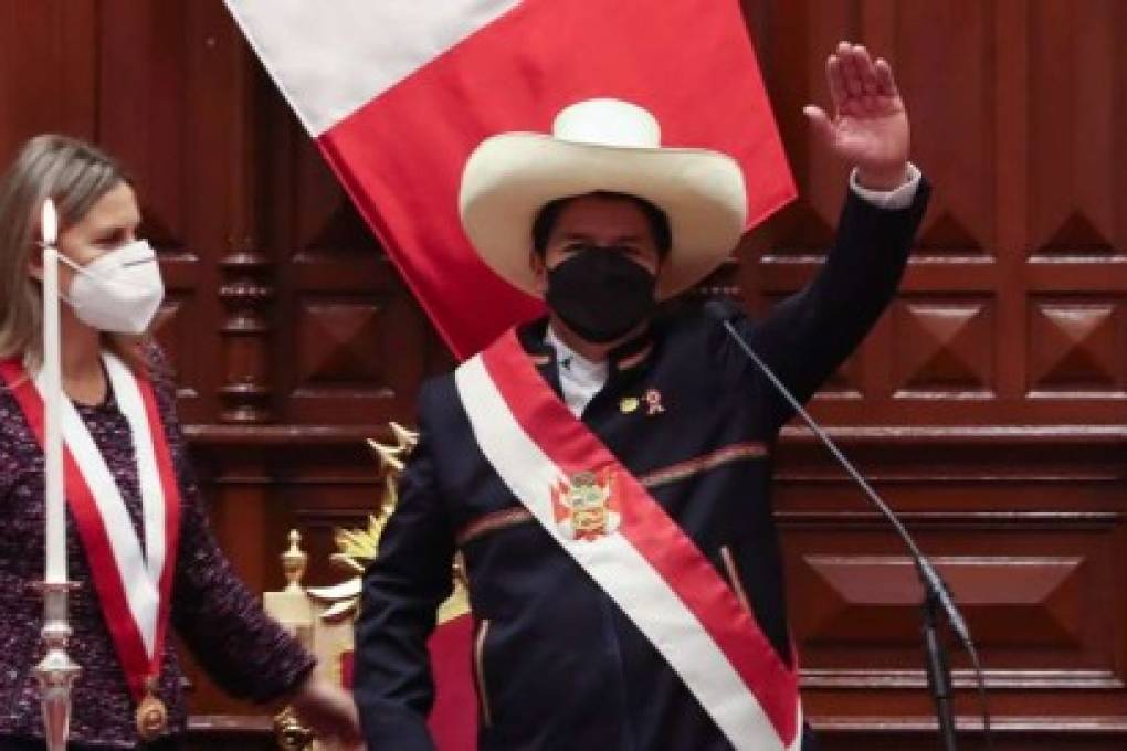 Pedro Castillo jura como presidente de Perú entre esperanzas y temores