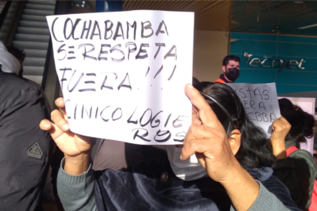 Afines al MAS protestaban sobre la llegada de los cívicos cruceños (Foto: Dained Nogales)