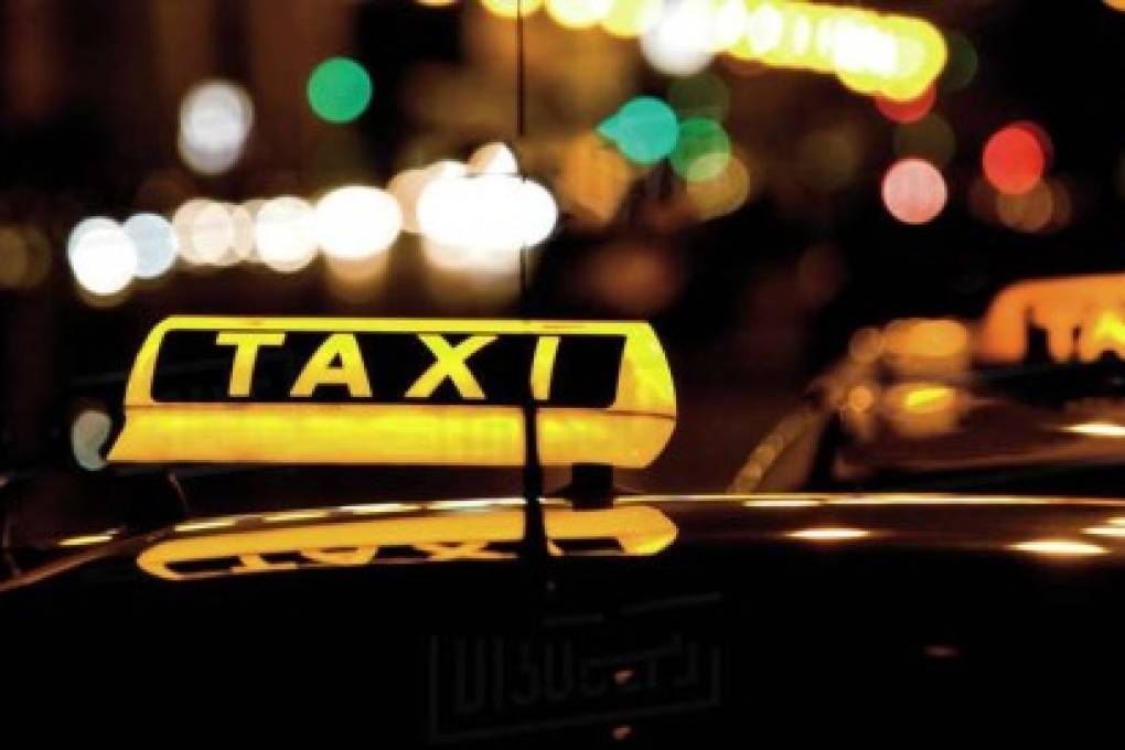 Un taxista quiso comprar un televisor de sus “pasajeros”, pero terminaron robándole su auto