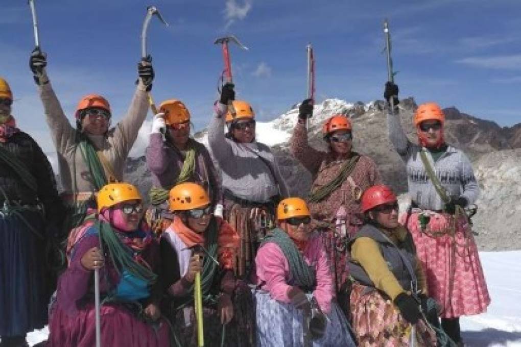 Cholitas escaladoras llevarán la “Bandera por la vida” hasta el Illimani en rechazo a la violencia