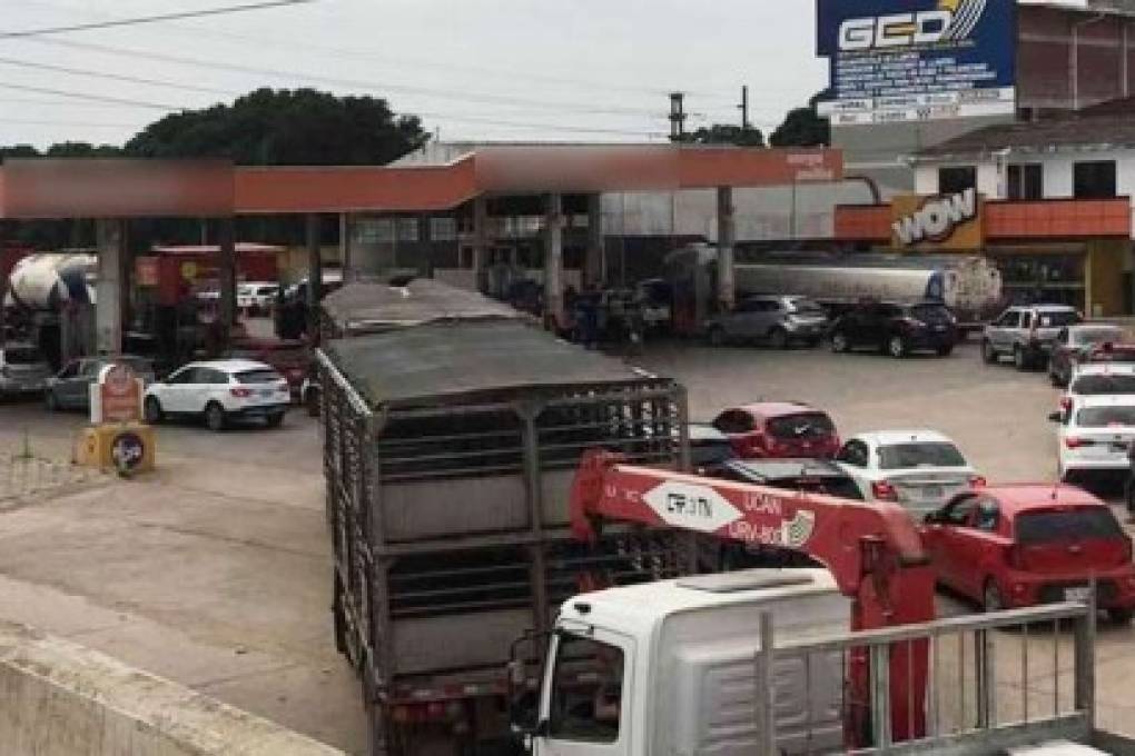 La Policía resguarda la refinería de Palmasola, un grupo de transportistas está en el lugar