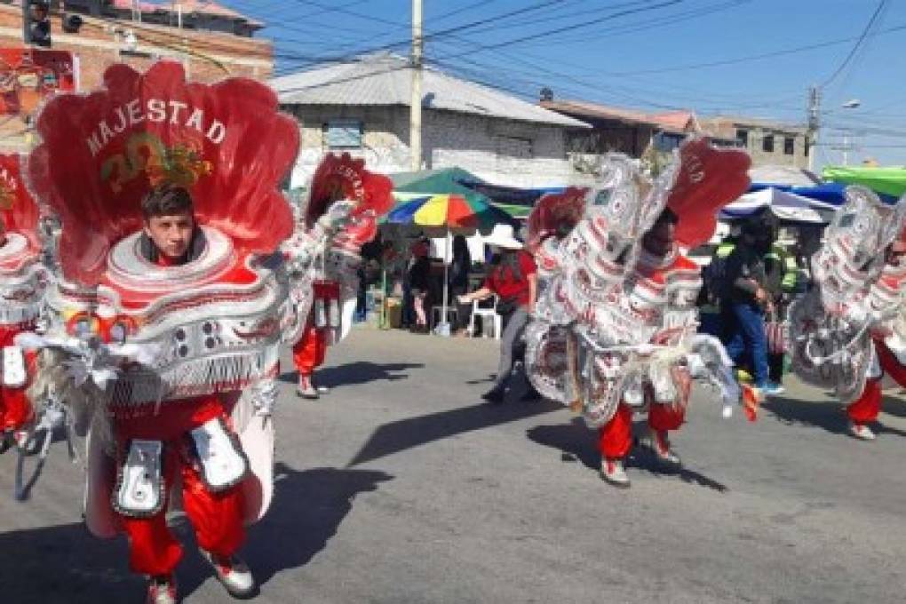 Con fe y devoción, danzarines y músicos llegan al santuario de Urkupiña