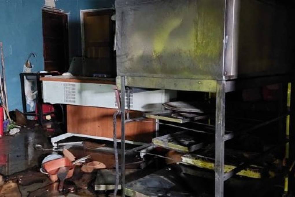 Una fuerte explosión en un incendio en Miraflores hiere a un niño que caminaba en la calle