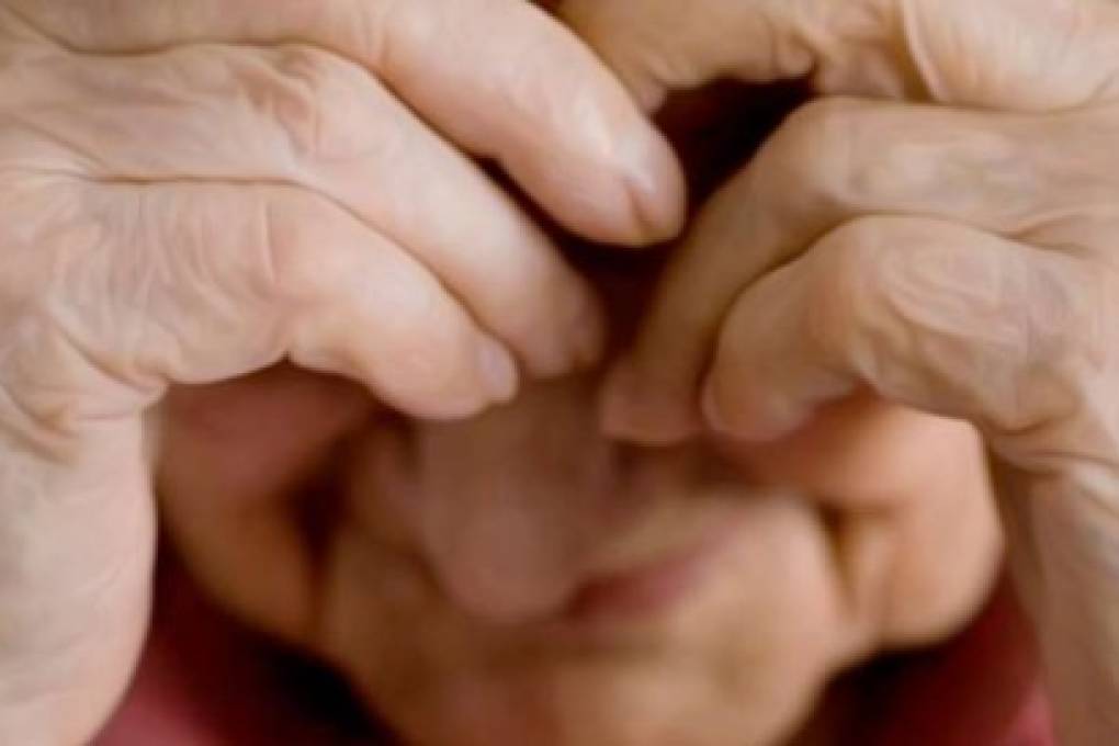 Descubren con cámaras ocultas que abuelita de 89 años era maltratada por mujer contratada para cuidarla