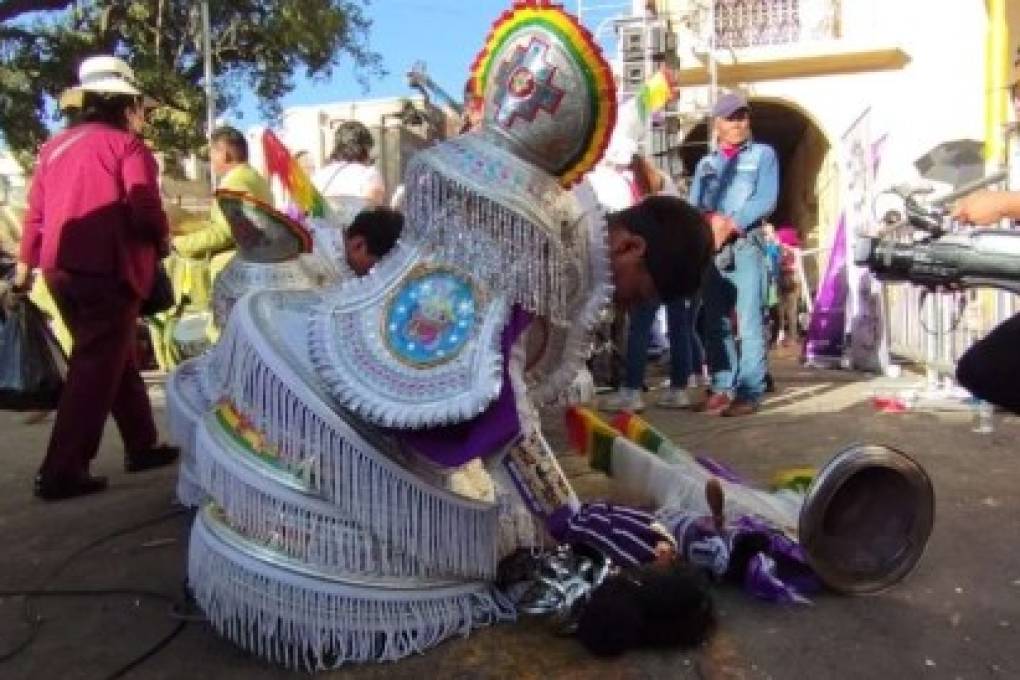 Con fe y devoción, danzarines y músicos llegan al santuario de Urkupiña