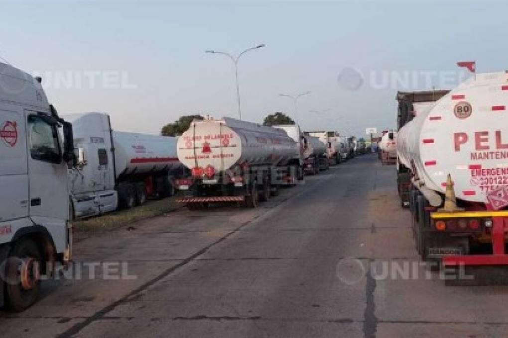 Cerca de cien camiones cisterna buscan cargar combustible en la Refinería de Palmasola