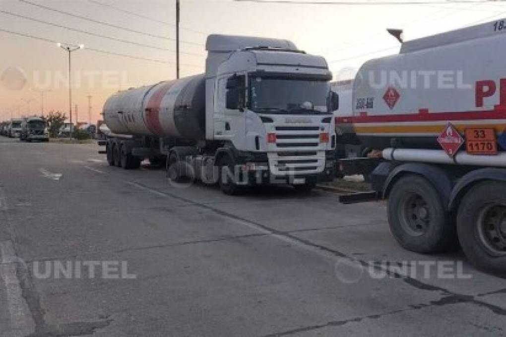 Cerca de cien camiones cisterna buscan cargar combustible en la Refinería de Palmasola