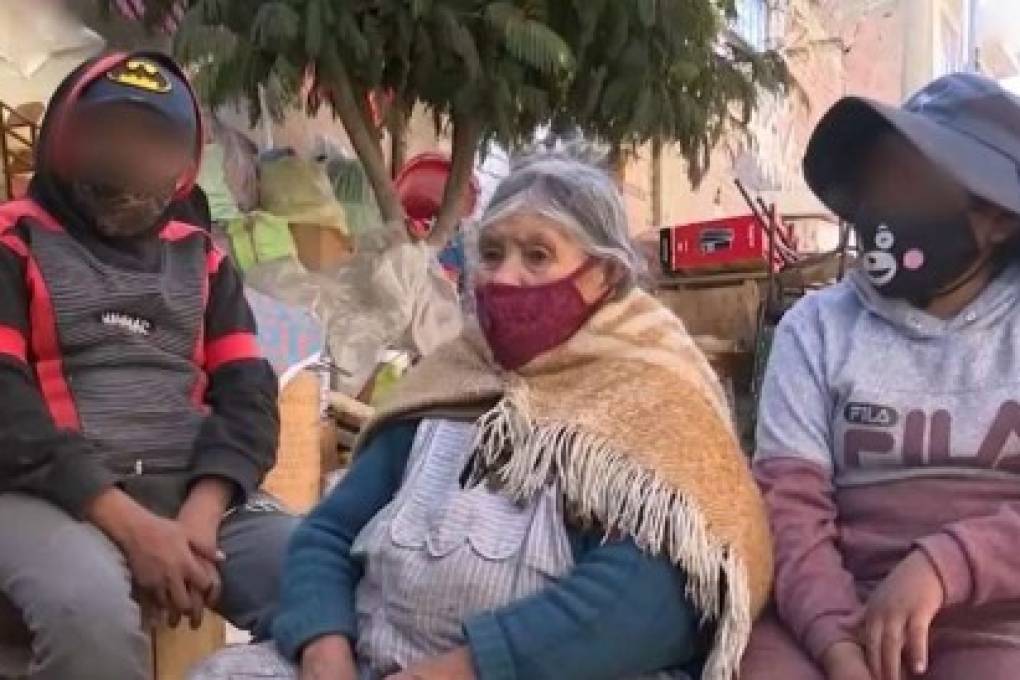 Mujer de 80 años y sus dos nietos fueron echados a calle de la casa que cuidaban