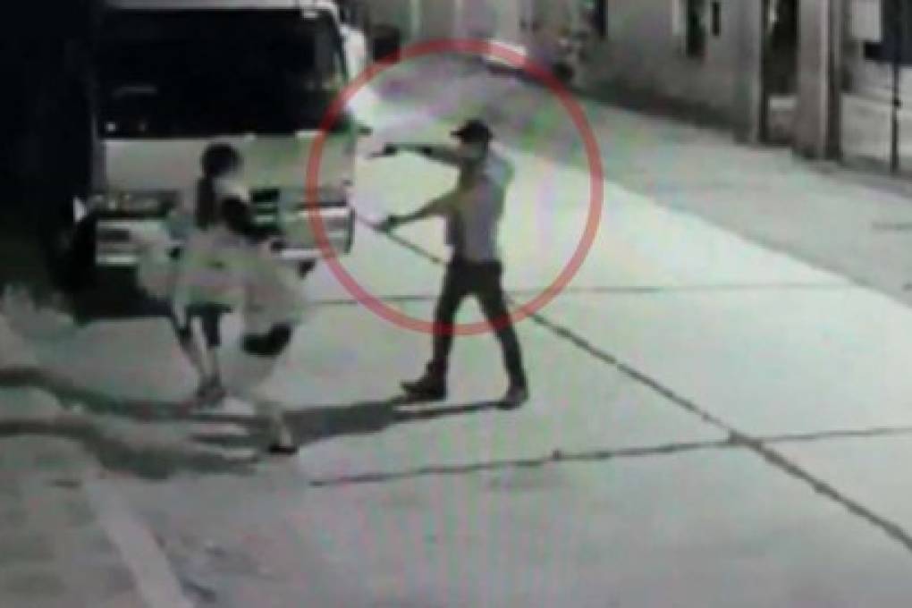 Apuntan con un arma en la cabeza a tres adolescentes para robarles un bolso