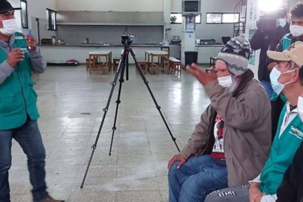 Electromecánico refugiado en el albergue municipal enseña su profesión a otros desamparados