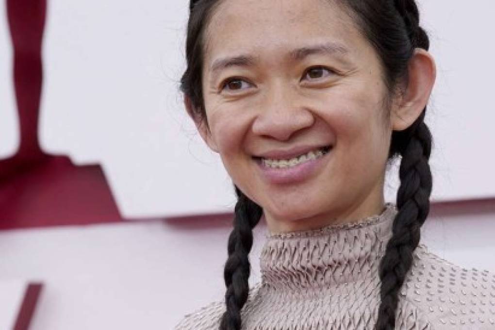 La directora de Nomadland Chloé Zhao hace historia en unos Óscar pandémicos