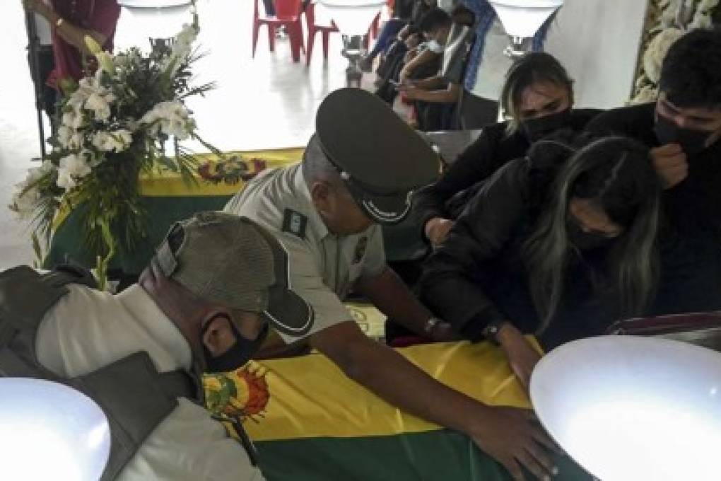 La muerte de dos policías y un voluntario conmocionó al país. Foto: AFP