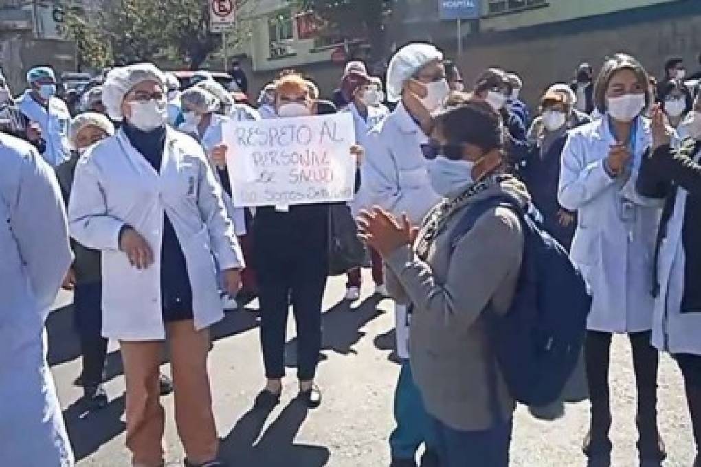 Tras arresto de dos trabajadoras de la CNS acusadas de no atender a policías, médicos piden destituir al gerente
