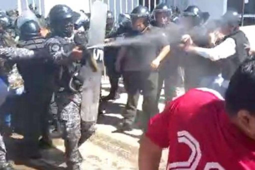 Policía gasifica vigilia por detenido en disturbios en el Plan 3.000; hubo arrestados