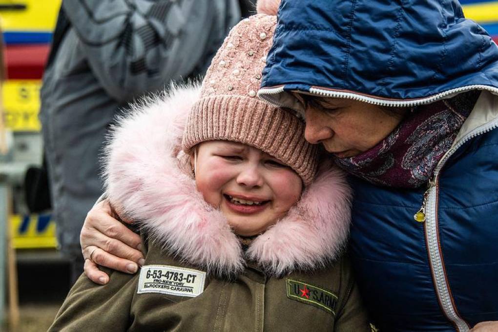 Un niño que huye de la guerra en Ucrania