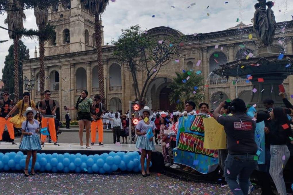 ‘Las Misk’isiquisitas’ y grupos musicales acompañaron el festejo previo por Cochabamba
