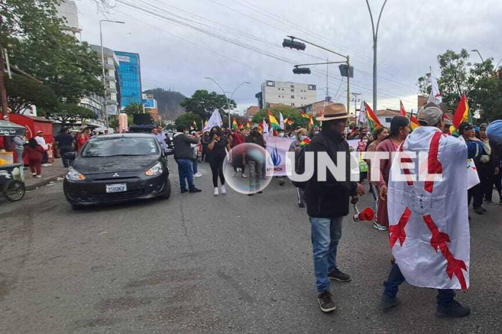 Ciudadanos comienzan la marcha en Sucre. 