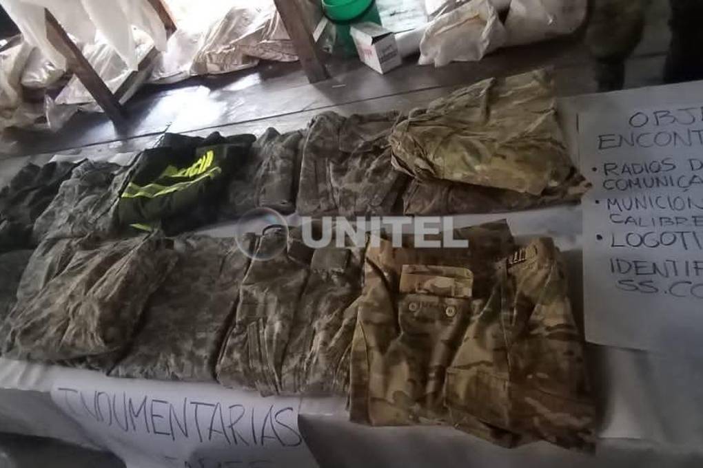 Los uniformes de uso militar y policial hallado