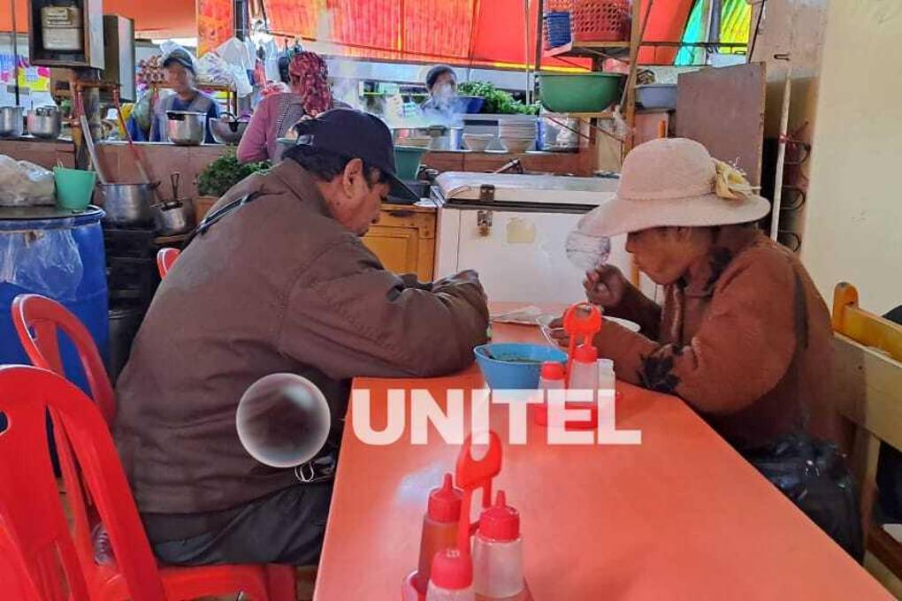 Comensales en uno de los mercados populares en Cochabamba.