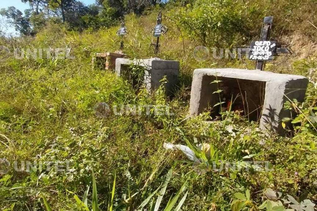 Las tres ‘tumbas’ instaladas en memoria de las víctimas.