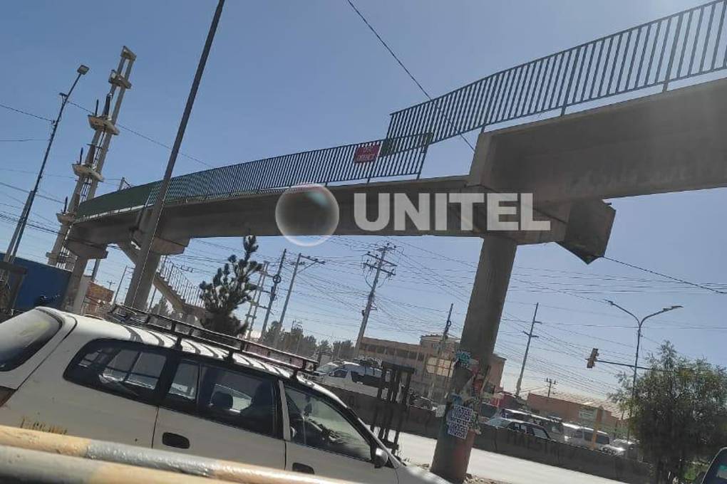 Pasarela afectada en la avenida 6 de Marzo 