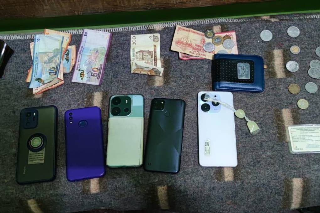 Celulares y dinero recuperado por la Policía 