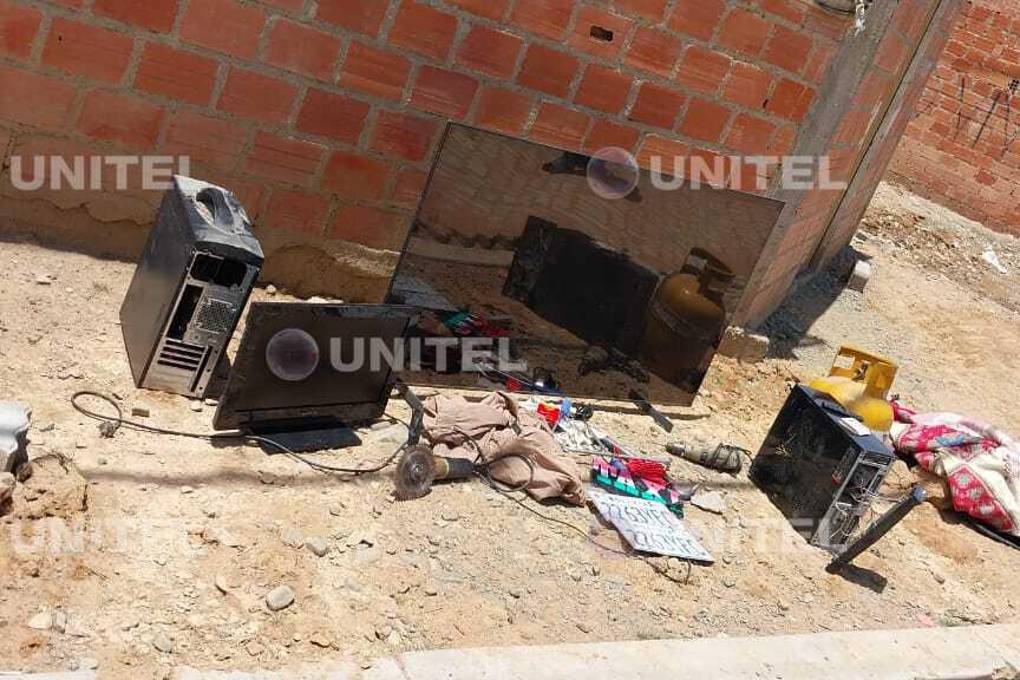 Los vecinos encontraron objetos presuntamente robados al interior del vehículo.