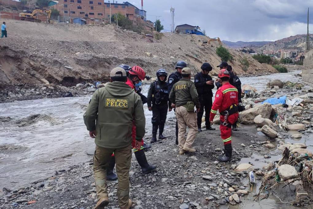 Efectivos de Bomberos y de la Felcc se constituyeron al río paceño