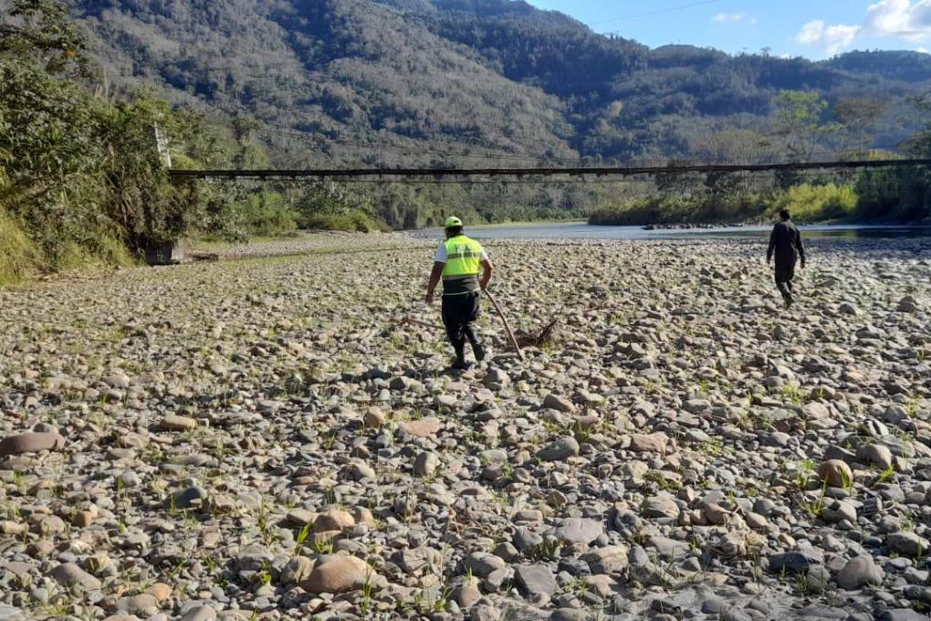 Policías realizan trabajos de búsqueda en el puente Cajones