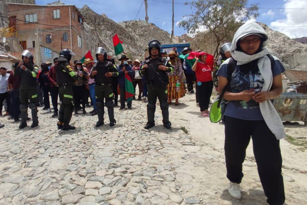 Los vecinos de La Paz en la protesta en Llojeta. 