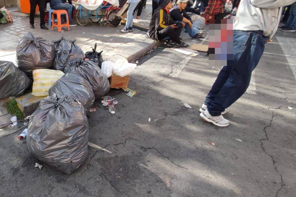 Se acumuló basura en varios lugares de la plaza Murillo