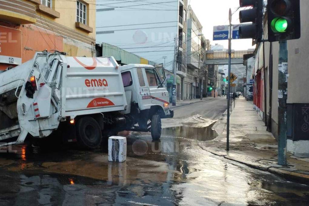 Carro basurero quedó atrapado en una calle del centro de Cochabamba.