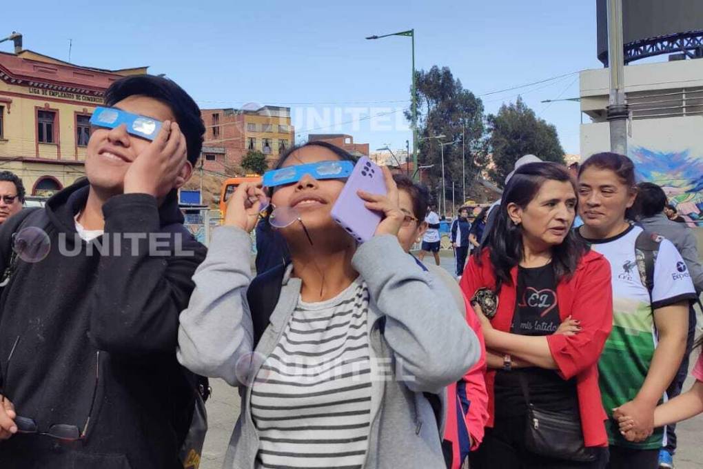 Personas en la plaza Camacho de La Paz durante el eclipse.