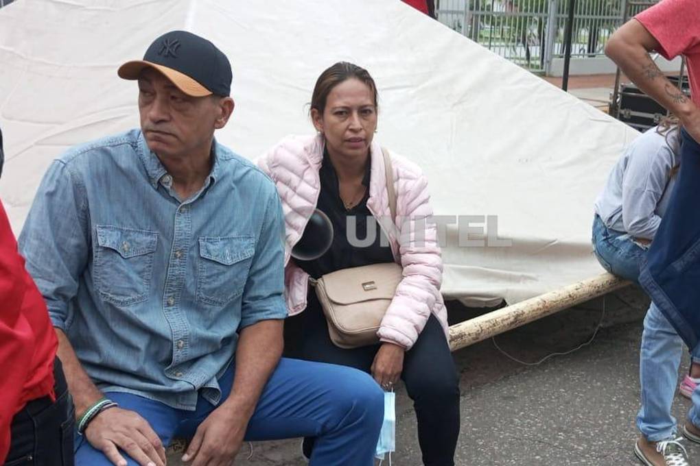 Algunas personas se sentaron en los toldos