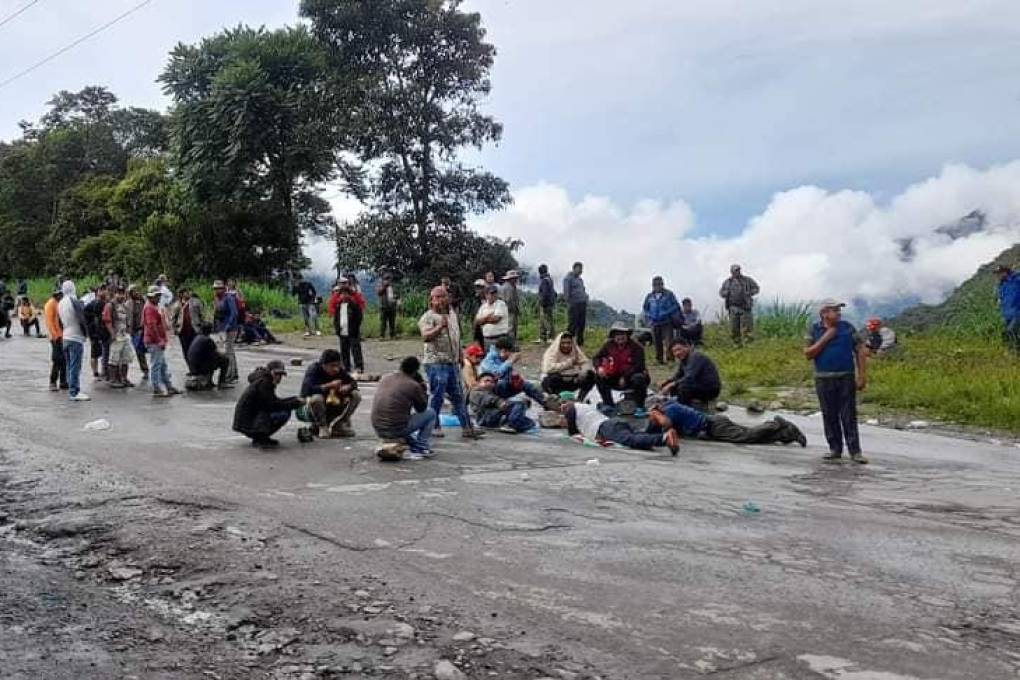 Choferes bloquean la carretera nueva que une Cochabamba y Santa Cruz 
