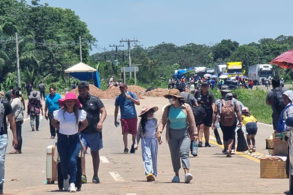 Personas deben caminar para poder pasar el bloqueo
