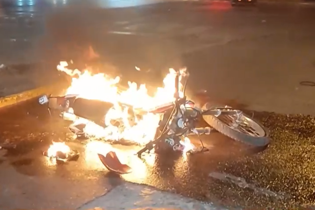 La moto ardió en plena vía