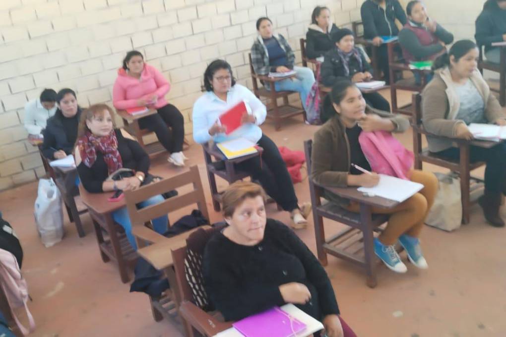 Reina durante las clases con sus compañeros de colegio