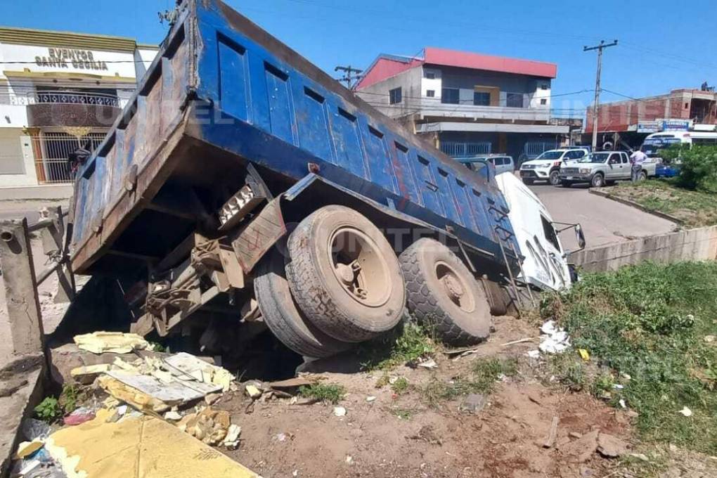 Volqueta pierde el control y termina dentro de un canal de drenaje en ...