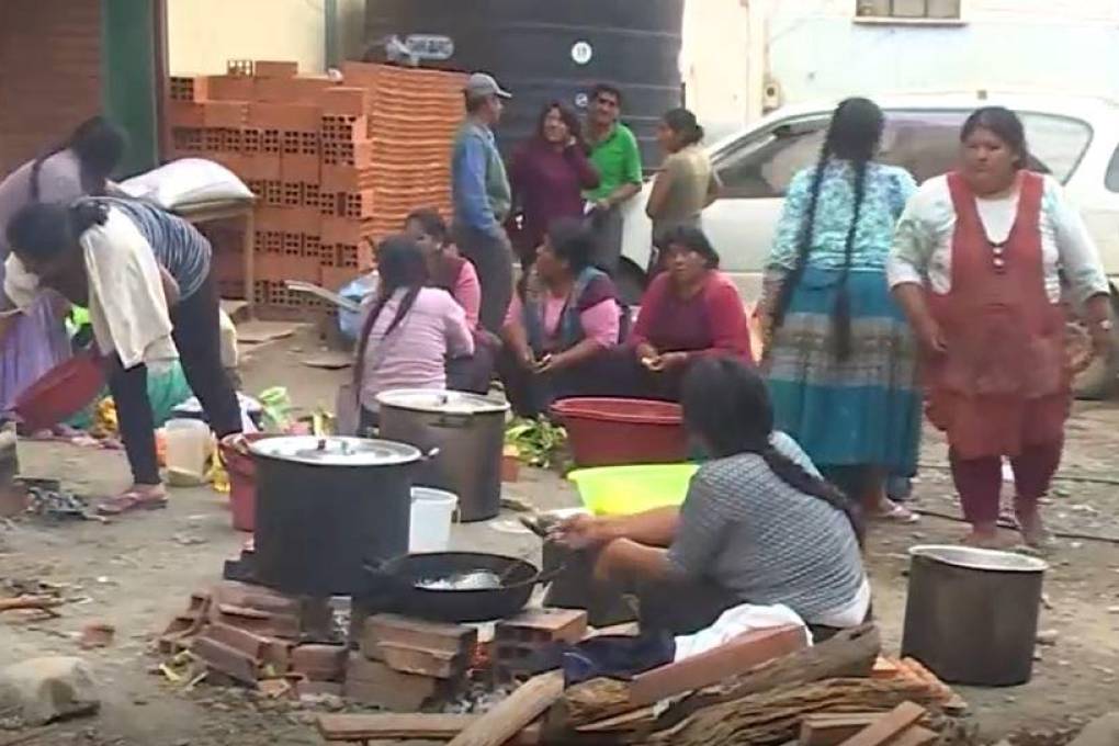 Mujeres de la comunidad de Santa Rosa preparan alimentos.