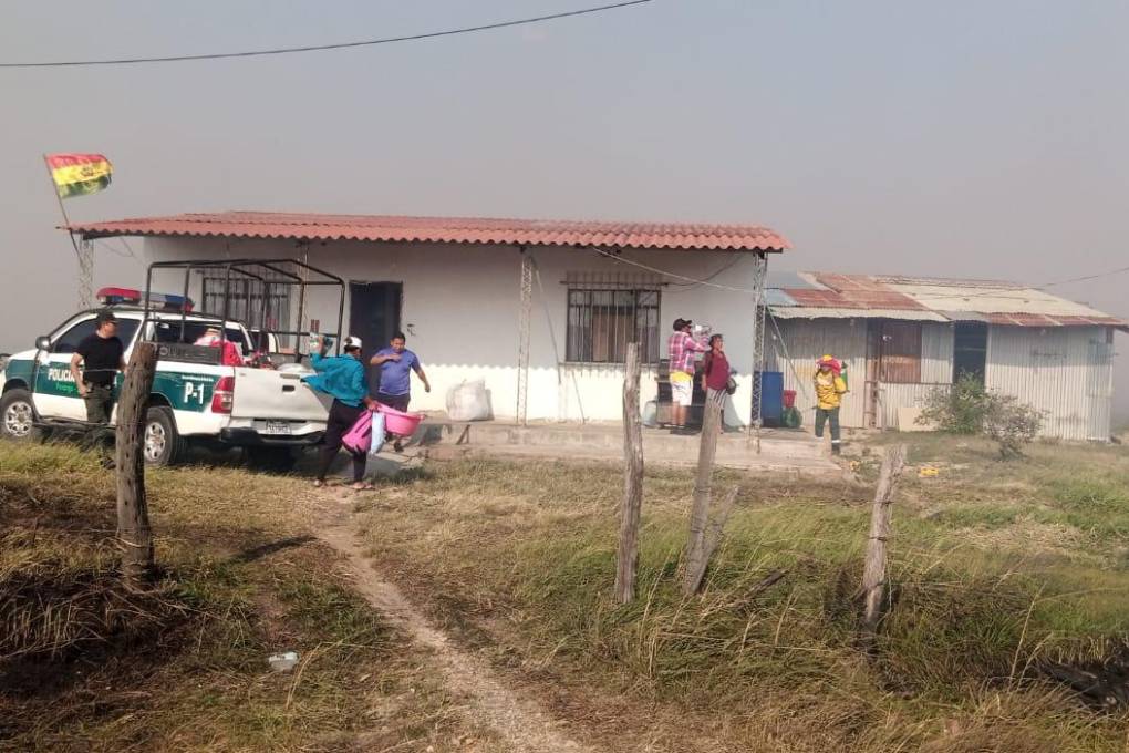 Personal de emergencia evacuó a la familia.