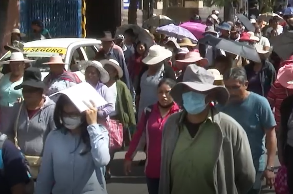 Pobladores protestan en el centro de la ciudad de Cochabamba.