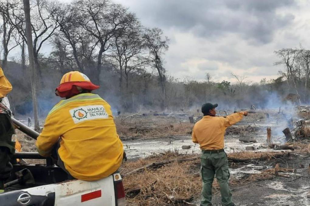 $!Santa Cruz: 500 bomberos fueron desplazados para sofocar incendios en cinco municipios