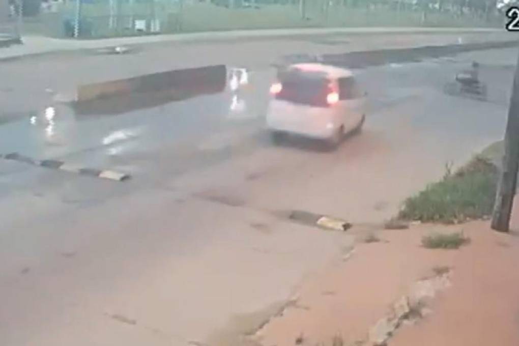 Cámaras captan cuando un vehículo impacta contra motociclista en el Cambódromo