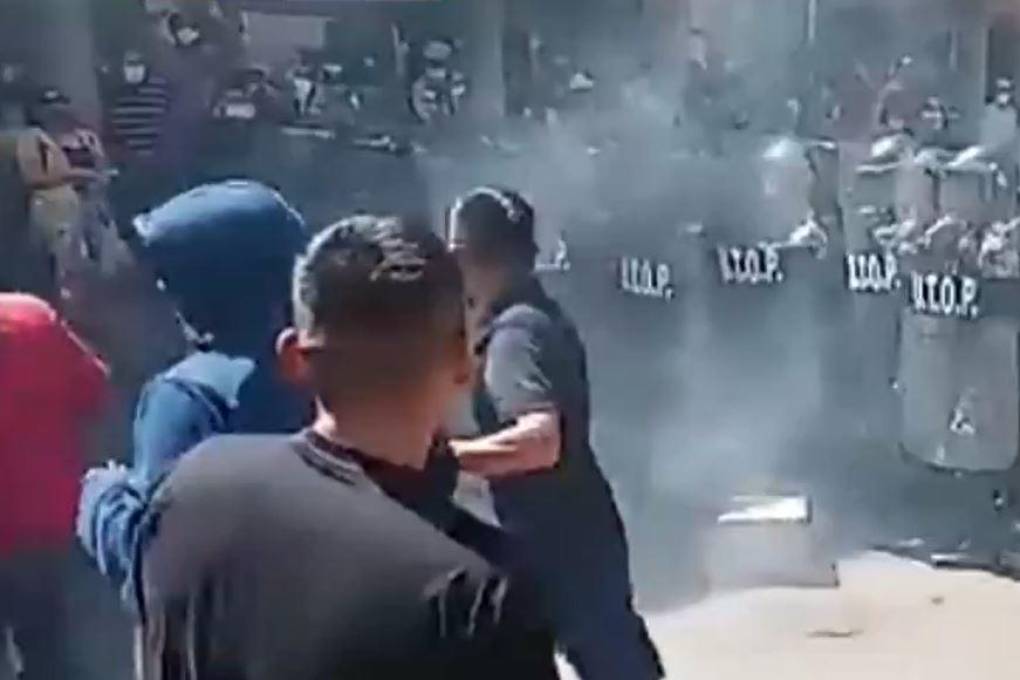 Activan gas lacrimógeno en medio de una feria policial en Cochabamba