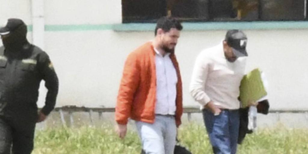 El gobernador Luis Fernando Camacho, a inicios de marzo pasado, camina a lado de su asesor al interior de la cárcel