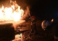 El personal de emergencia ucraniano rocía agua para extinguir las llamas mientras trabaja en el lugar de un ataque con aviones no tripulados en Járkov, la madrugada de este 10 de febrero de 2024.