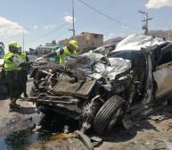 Un muerto y varios heridos tras choque frontal de un auto y un bus en la carretera Cochabamba- Santa Cruz