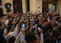 Los seguidores chinos llenaron el aeropuerto de Pekín y el hotel donde estará hospedada la Albiceleste.